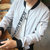 卡郎琪 男士新款时尚修身夹克 字母印花大码男士休闲夹克衫韩版潮男修身立领拉链口袋设计夹克 KLQKX-J35(浅灰色 4XL)第3张高清大图